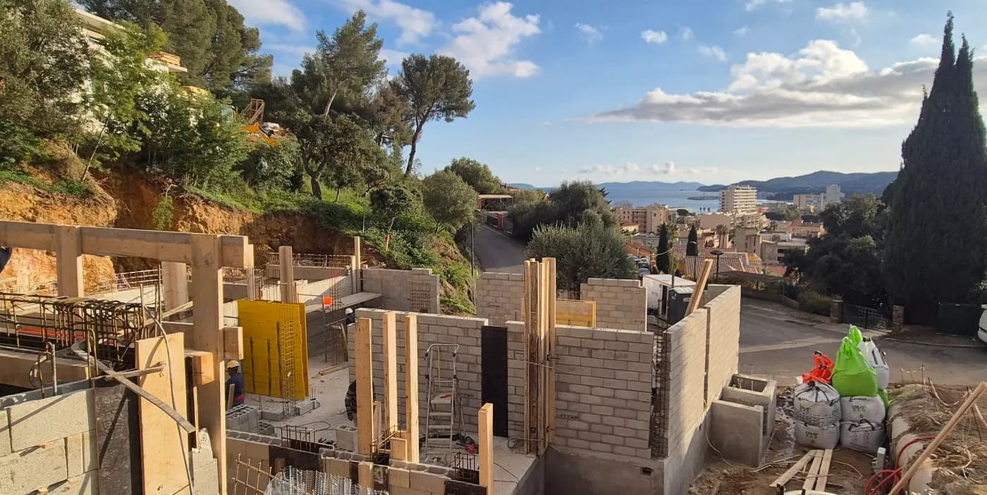 Décembre 2025 élévation des murs de RDC de la villa Hélios