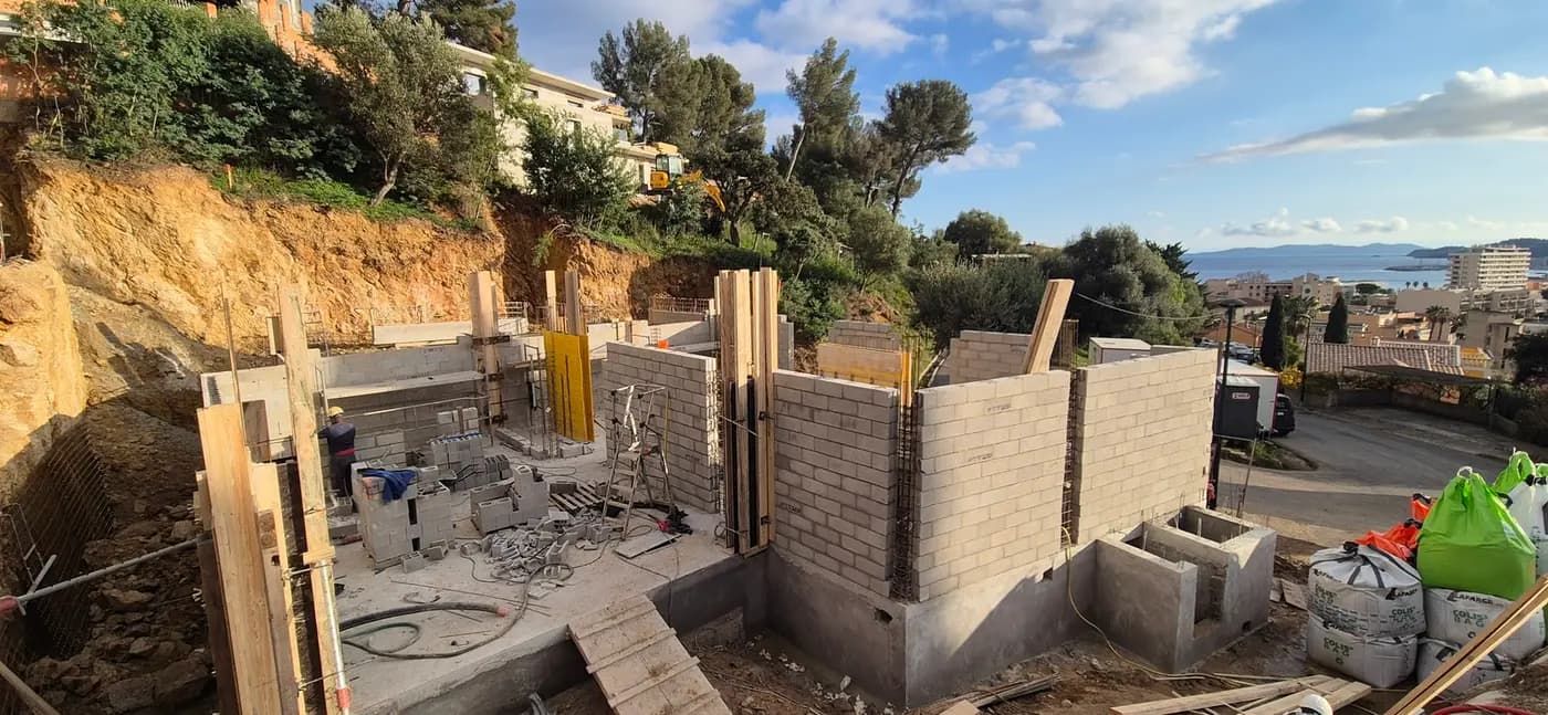 Décembre 2025 élévation des murs de RDC de la villa Hélios