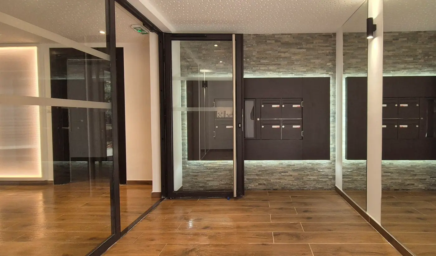 Résidence livrée :  Finition hall d'entrée
