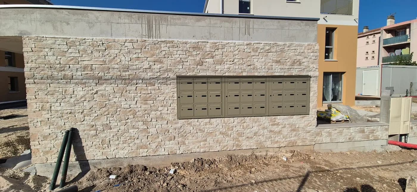 Novembre 2024 pose des boîtes aux lettres et du parement en pierre