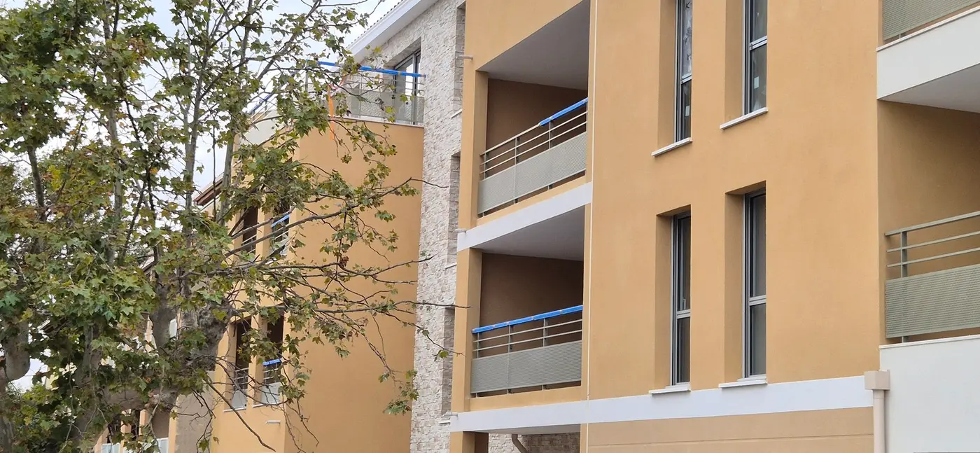 Pose du parement en pierre sur la façade Sud